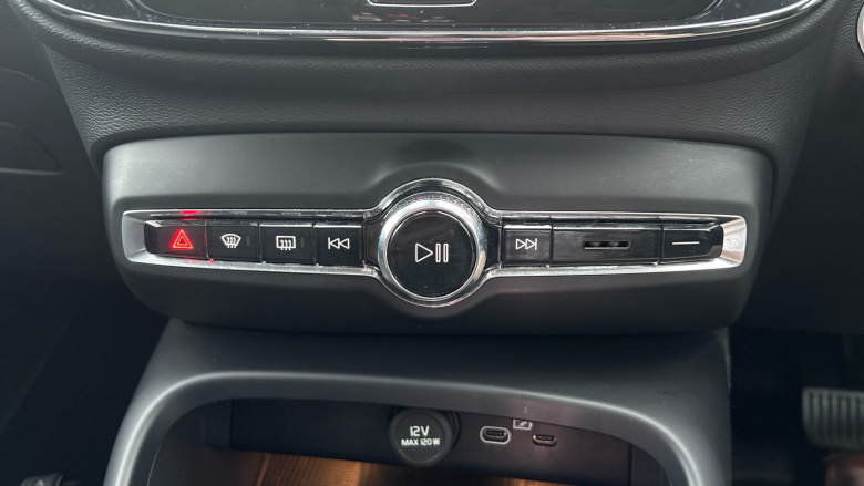 Volvo XC40 2.0 B4P Ultra Dark 5dr Auto Petrol Estate